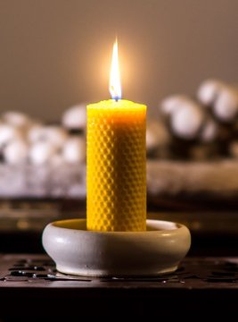 Svíčky doporučujeme zapalovat na nehořlavém povrchu.