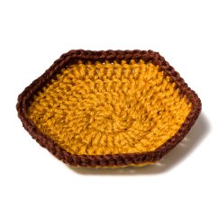 Háčkovaný podšálek – medová plástev
